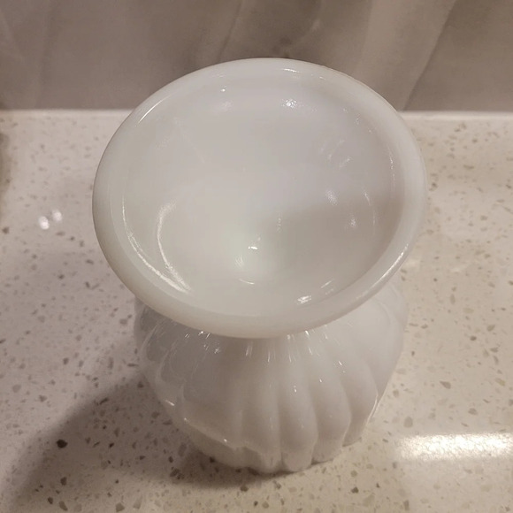 Vintage White Milk Glass Ribbed Footed Compote Bowl Scalloped Edge Pedestal Bowl - Picture 3 of 5